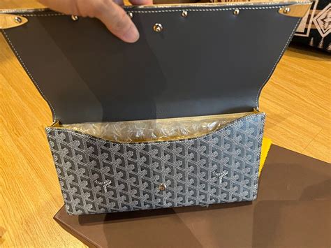 goyard monte carlo clutch sizes